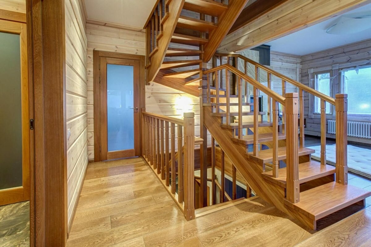 4 варианта узких лестниц для дома и квартиры